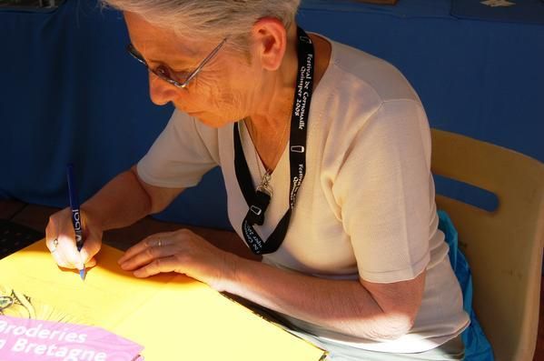 Viviane Hélias pour une séance de dédicaces