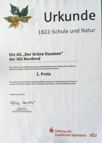 Urkunde 1822-Schule und Natur - Die AG "DerGrüneDaumen" der IGS Nordend hat in diesem Jahr erfolgreich an dem Umweltwettbewerb der Stiftung der Frankfurter Sparkasse teilgenommen und wird daher dafür ausgezeichnet mit dem 1. Preis.