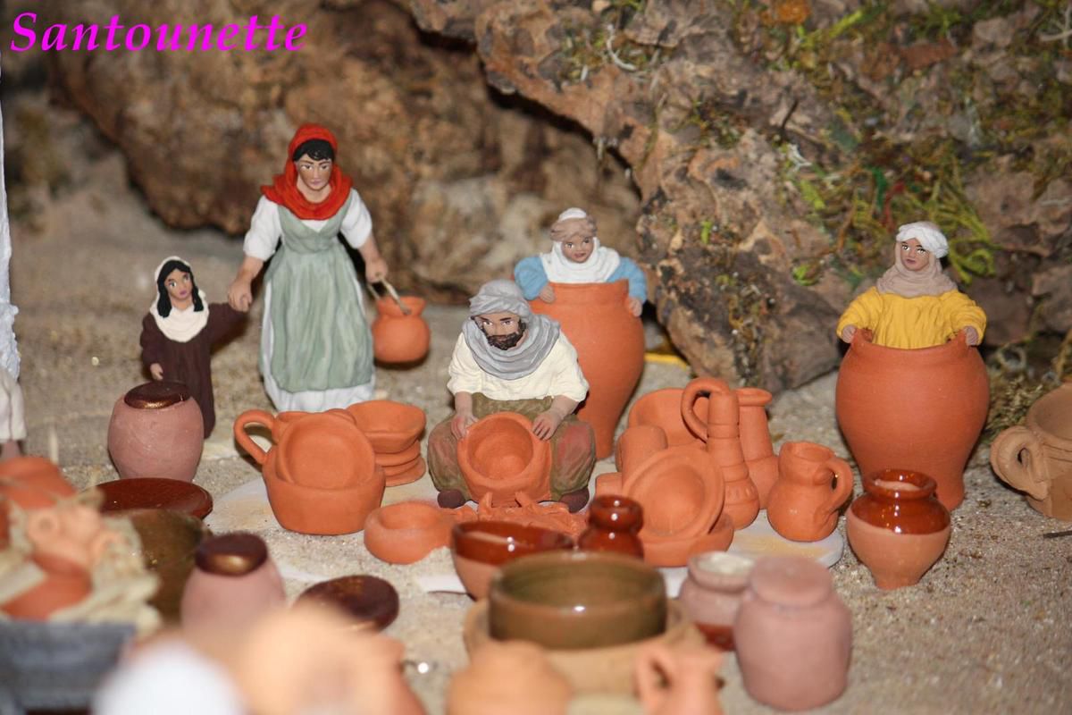 Santons Karine Fraisse - Les enfants du potier jouent à cache-cache dans les jarres confectionnées par leur père