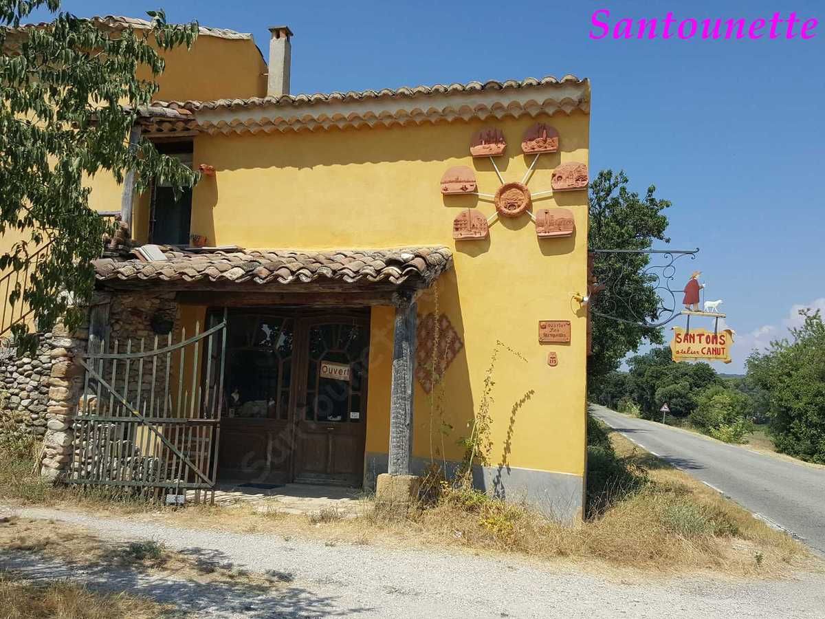 La façade de la maison est décorée avec des plaques en argile.