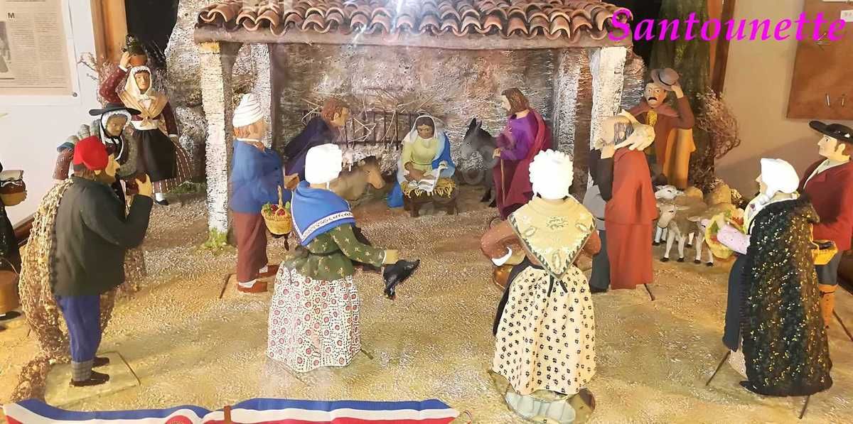 Les santons sont peints, il n'y a pas de tissu.