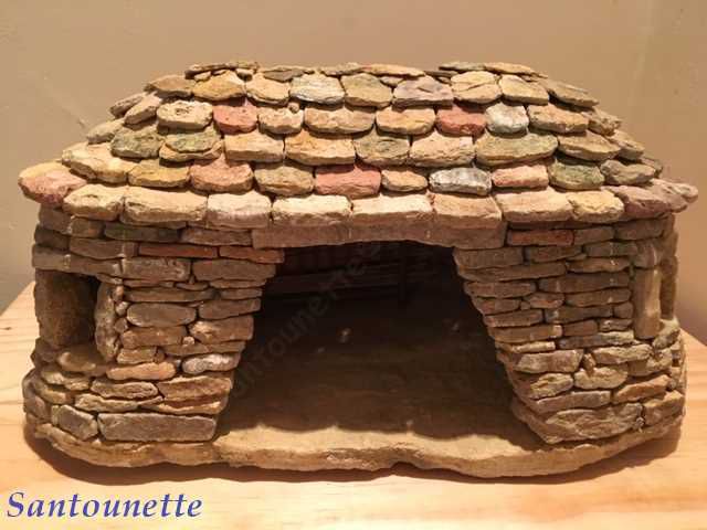 Une bergerie, bâtie à partir des petites pierres plates trouvées sur le terrain, elle va accueillir la Nativité dans une future crèche.