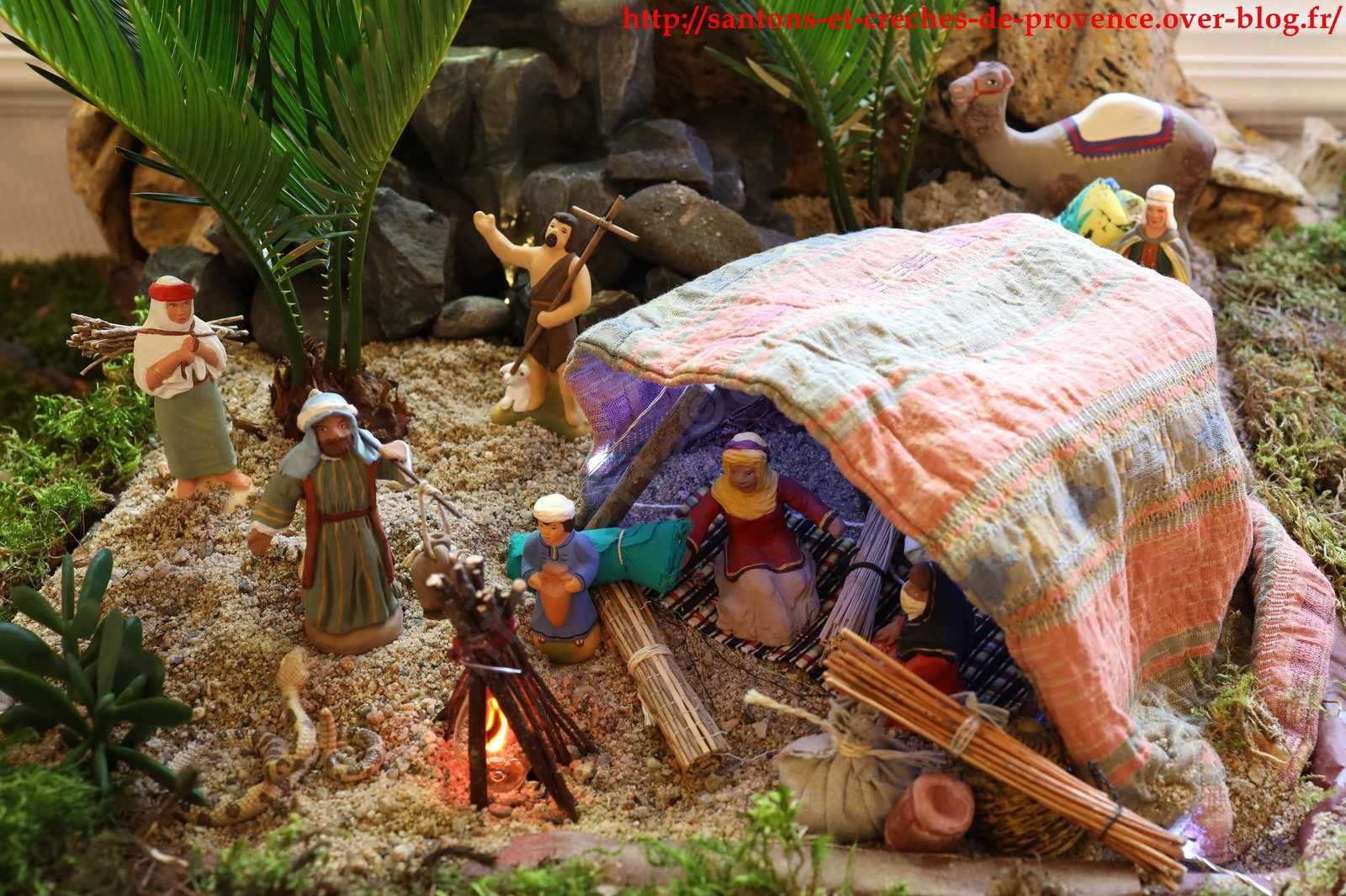 Le campement des nomades est installé dans l'oasis au pied de la cascade.