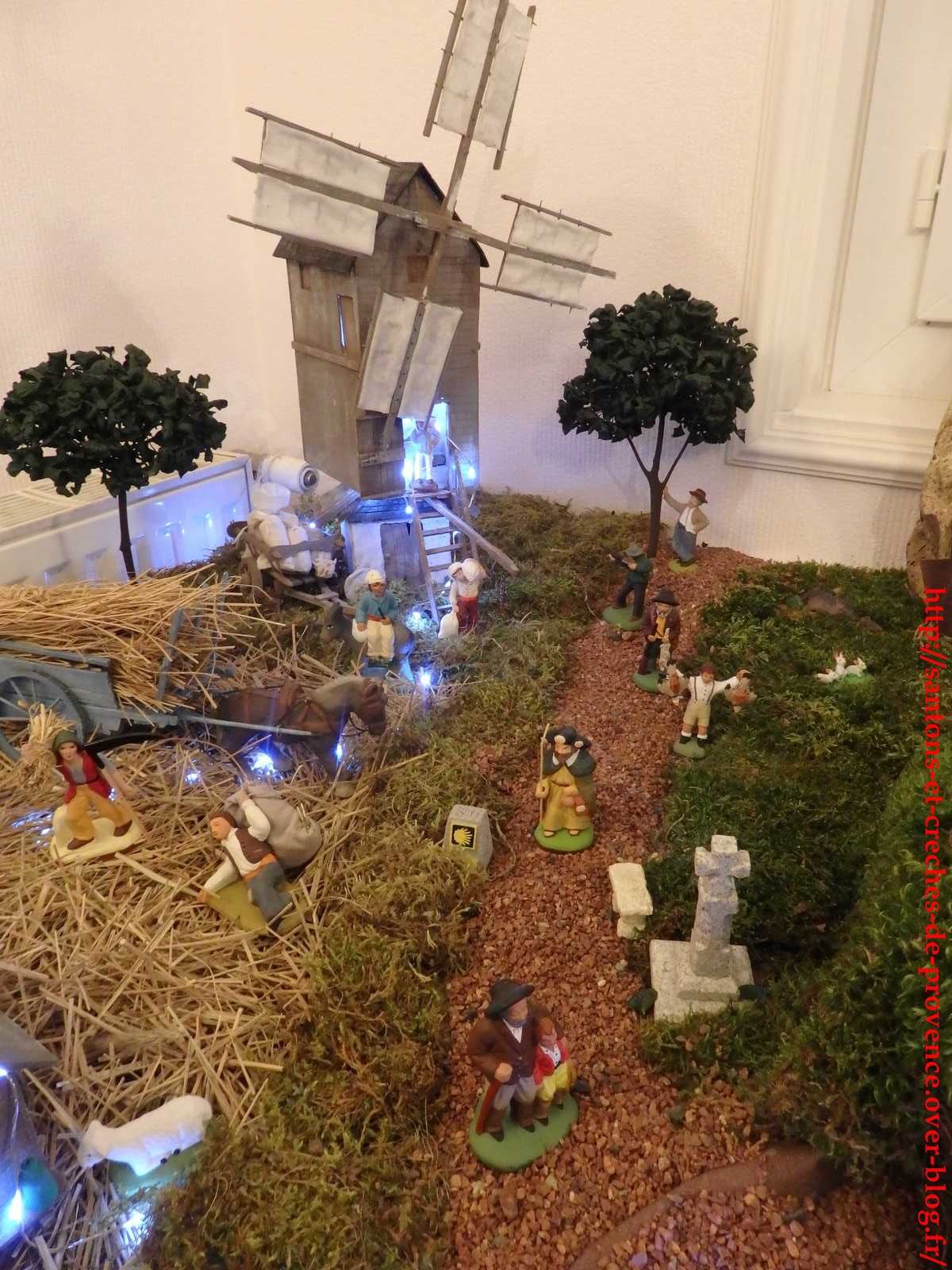 Sur le chemin, un pèlerin va à saint Jacques de Compostelle (santon S.Vissa, le superbe moulin est de Lucas)