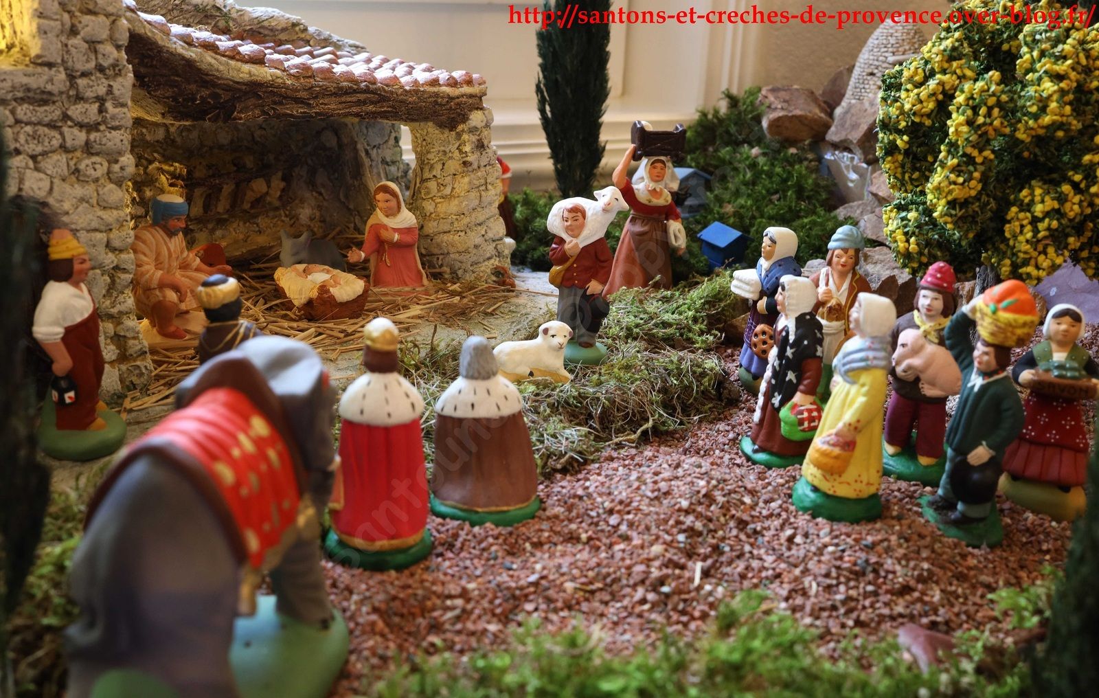 Après l'arrivée des bergers, les villageois accourent nombreux vers la crèche et apportent victuailles et présents