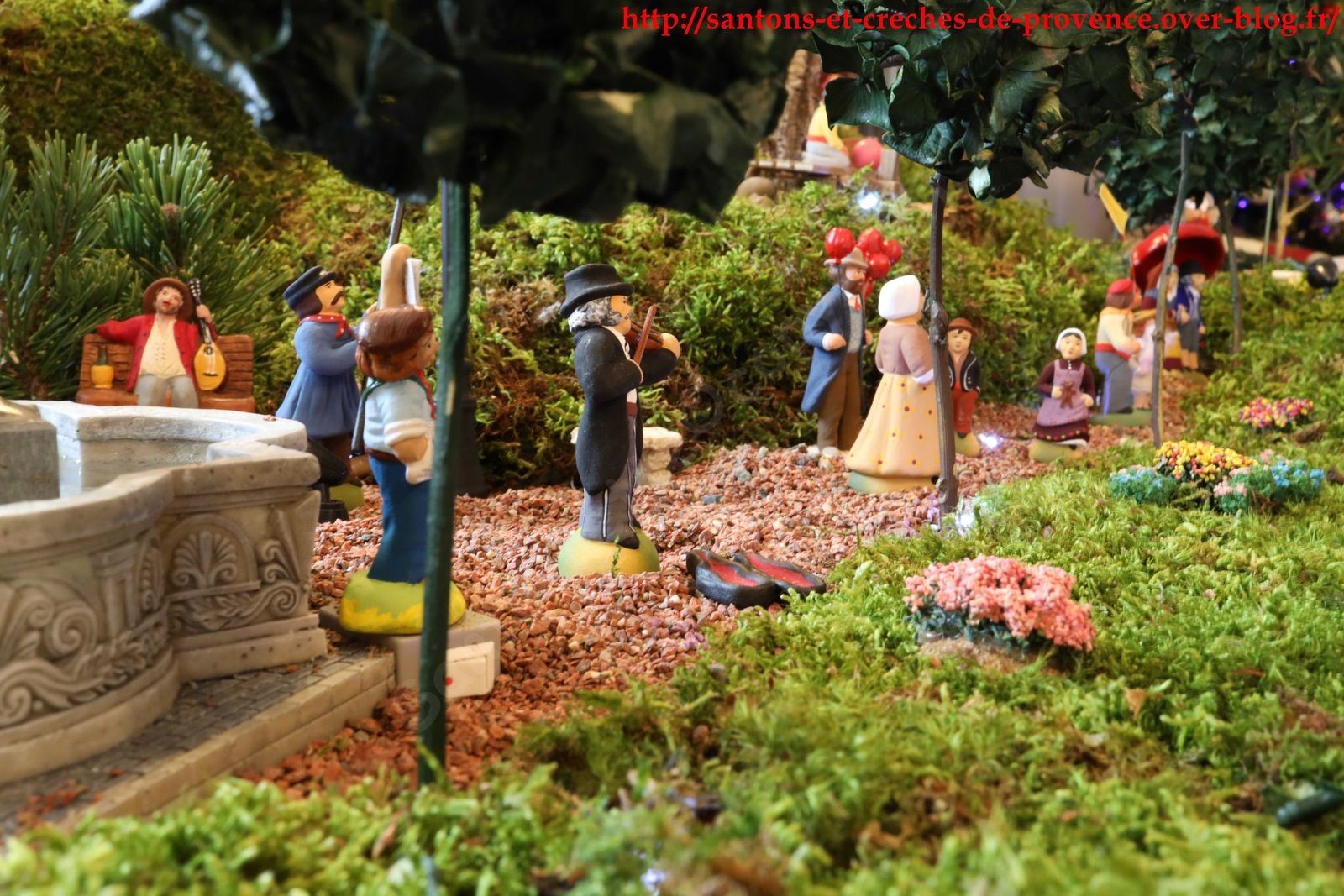 C'est dimanche, il y a du monde en promenade sous les arbres du parc.