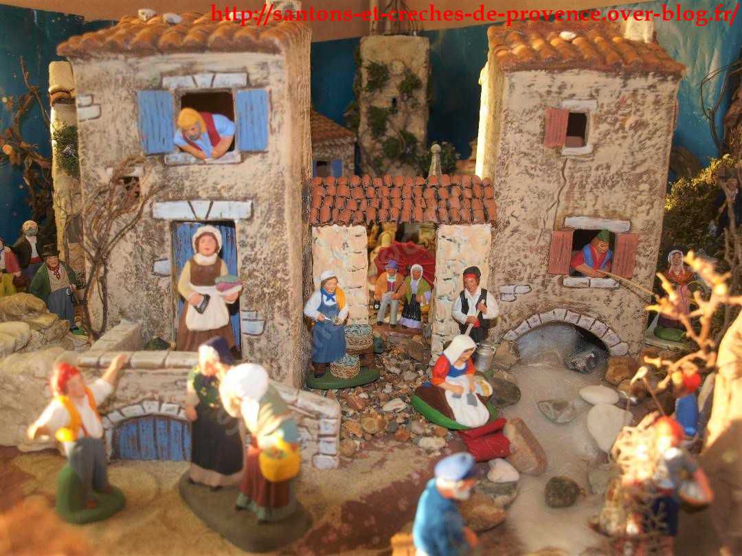 Au village tout le monde s'active. Les personnages aux fenêtres sont des santons Garrel, la femme sur le perron est un santon Pardi. 
