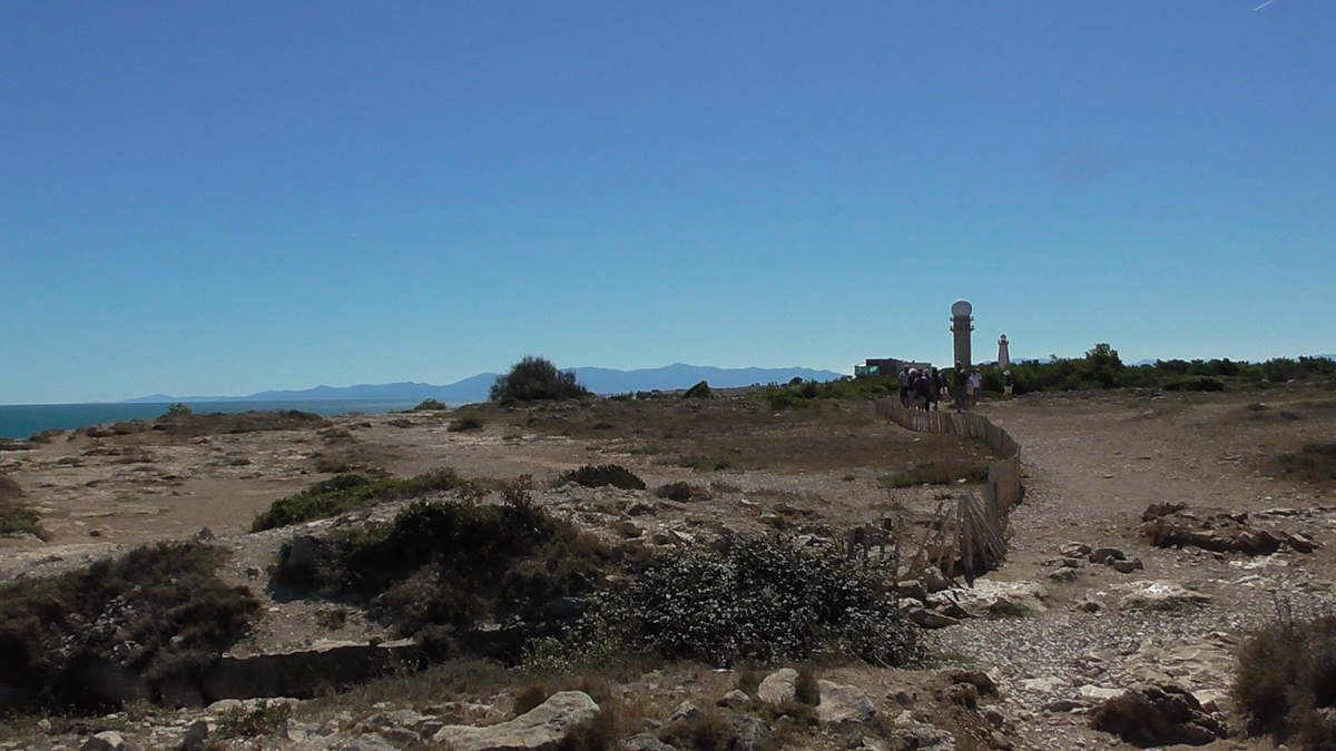 Géographiquement parlant, le Cap Leucate est situé entre le sémaphore (signaux optiques d'un poste de défense maritime) et le phare.