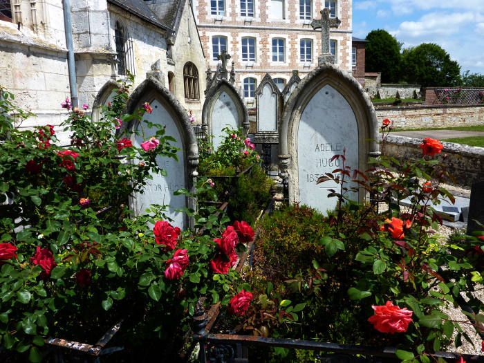 La maison Hugo-Vacquerie, le village et les tombes de la famille Hugo