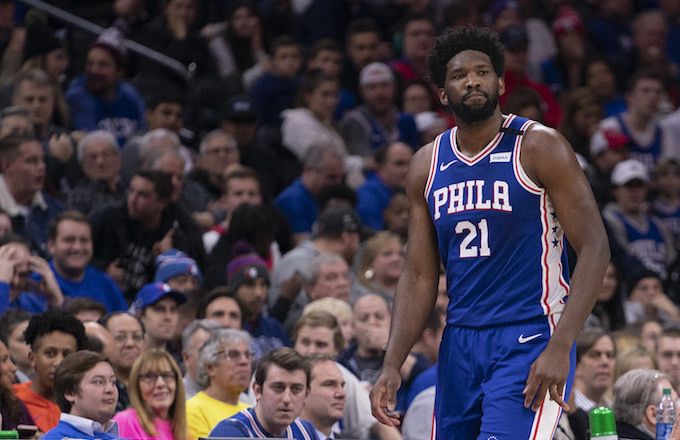 Joel Embiid souffre d'une rupture du ligament dans la main. La date de son retour est encore incertaine, le pivot camerounais évalue à l'heure actuelle les possibles traitements.