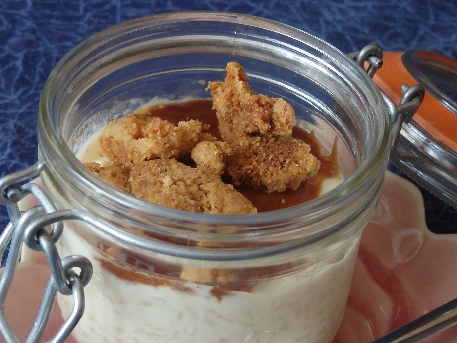 Bocal de riz au lait, caramel au beurre salé et crumble