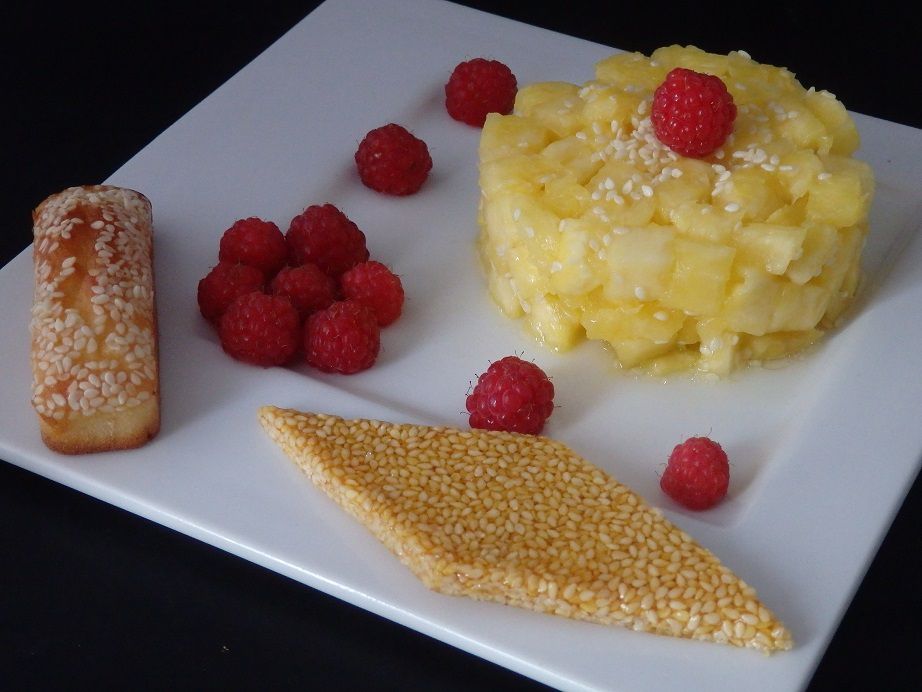 Tartare d’ananas, mini cake et nougatine au sésame