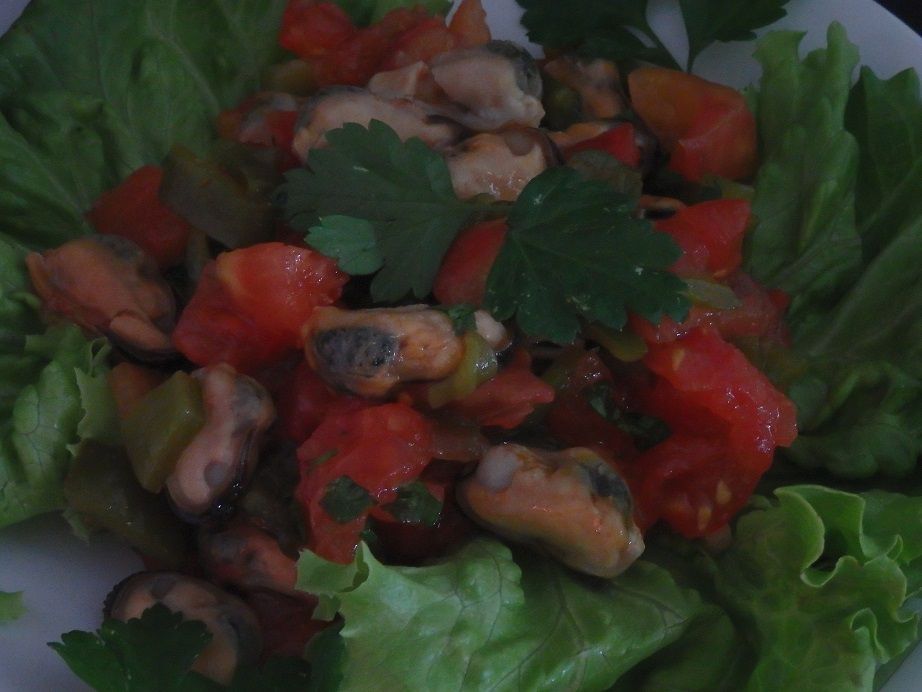 Salade froide marocaine aux poivrons, tomates et moules