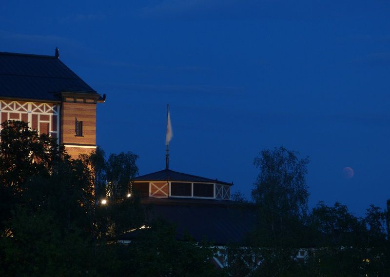 Le Palais des Festivals et la Lune totalement éclipsée (en bas à droite) - 21h41