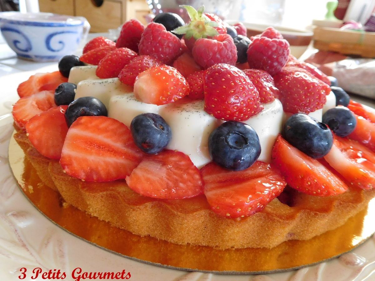 Des fruits rouges, une mousse ivoire et un pain de Gênes