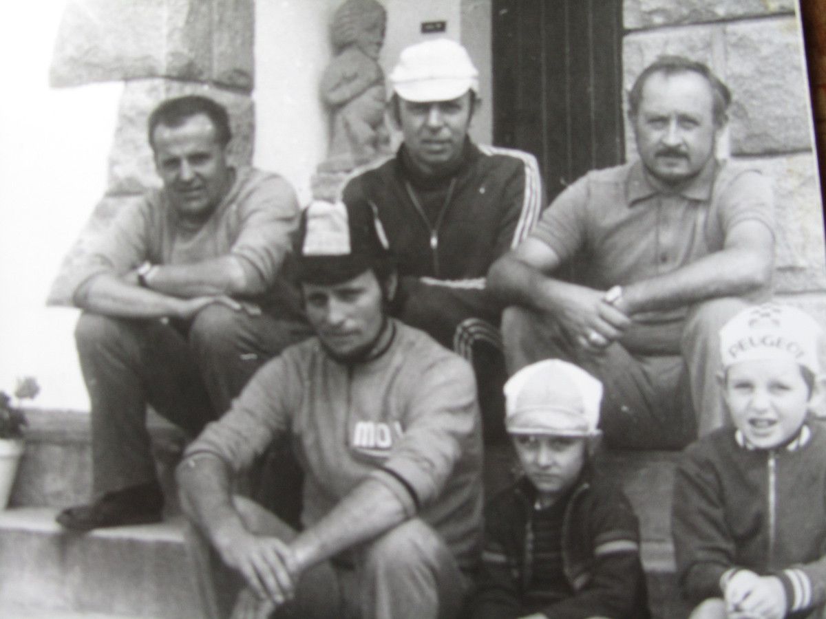 Photo avant la 1ere participation de cyclos loudéaciens au PBP ( 1975 ). Henri Baud est au 2eme rang avec la casquette entre René Guillemot et Marcel Abgrall, au 1er rang, près de Gilles, son fils Franck, et  Stéphane BAUD, à droite.