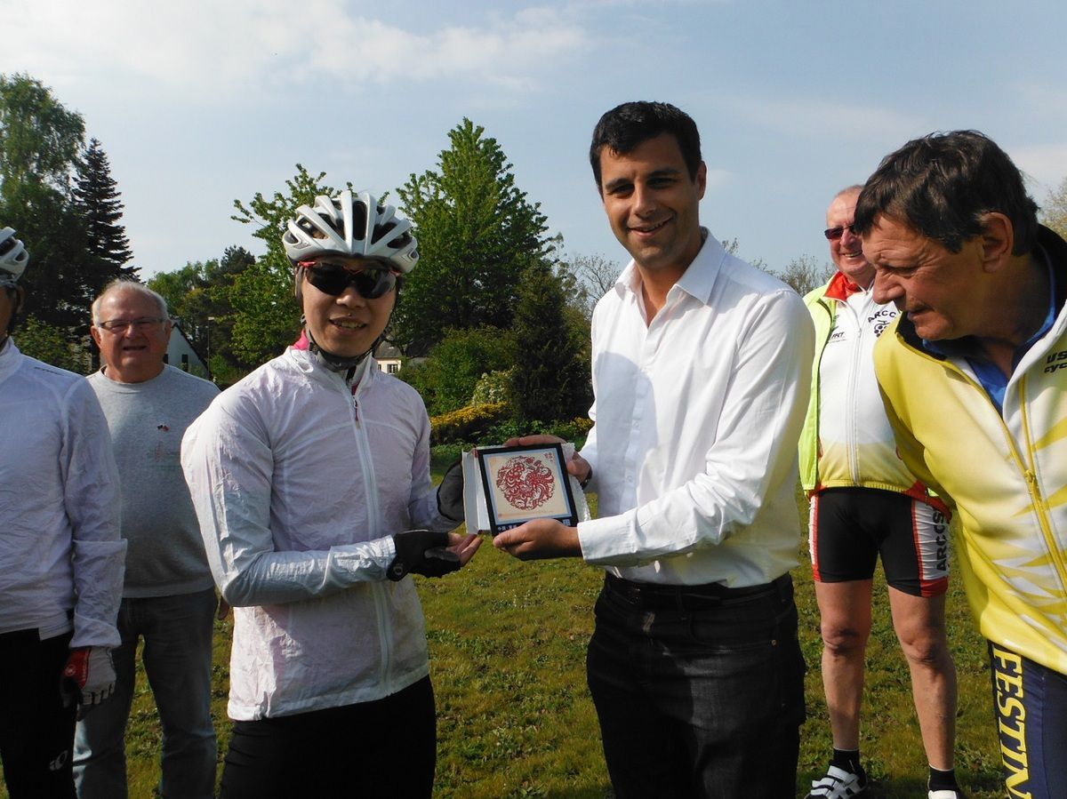 Après l'étape Loudéacienne, direction Dinan, via Plémet, pour nos amis cyclos chinois, et cadeau souvenir pour la commune offert au maire, Romain Boutron ( photo A Chapron).
