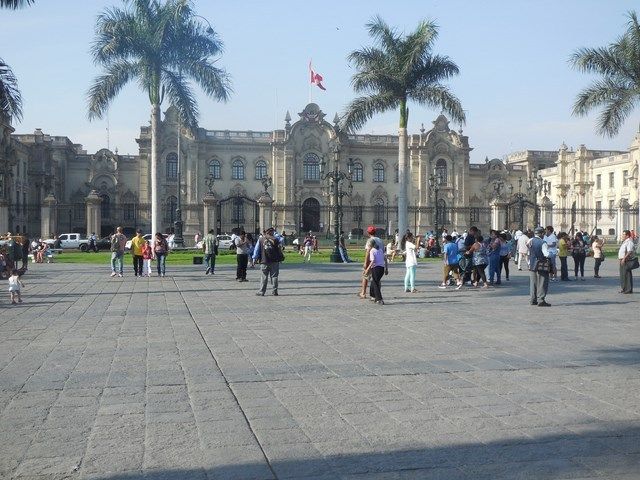 les différentes places, les balcons, la cathédrale, le palais présidentiel , le couvent santo Domingo
