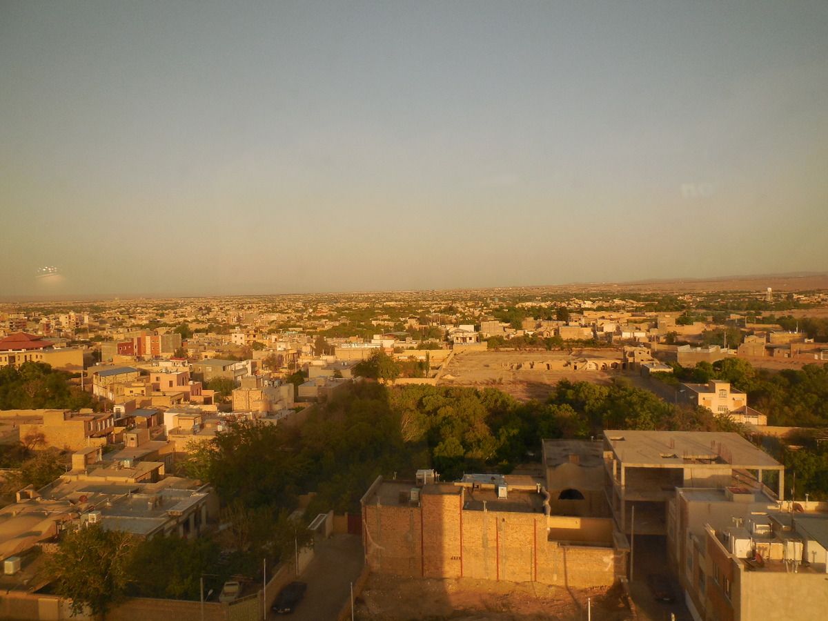 vue de la ville de Kashan et pose café le long de la route 