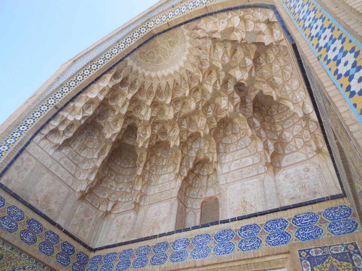 mosquées : entrée, cour intérieure, iwans, coupole, minarêts, colonnes , minbar et mihrab