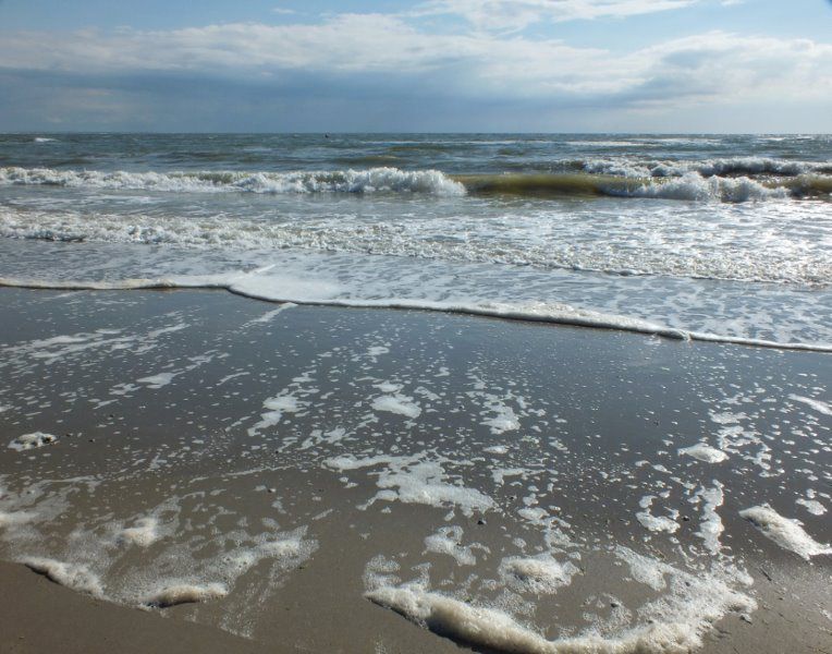 Pourquoi l'eau de mer créée de la mousse sur la plage ?
