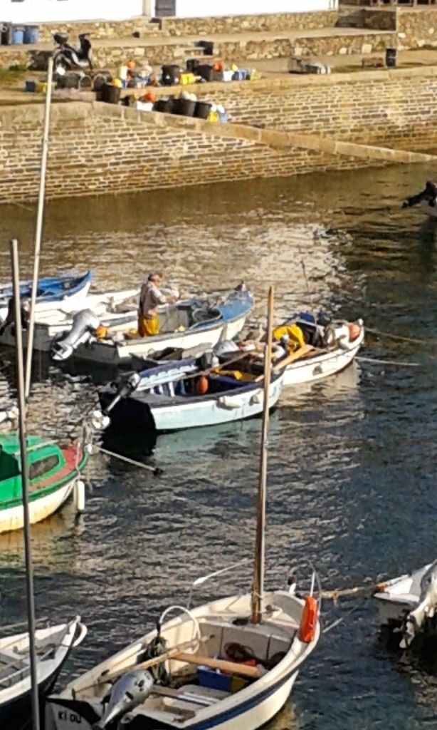 Port Lay le matin, les pêcheurs préparent leur bateau...