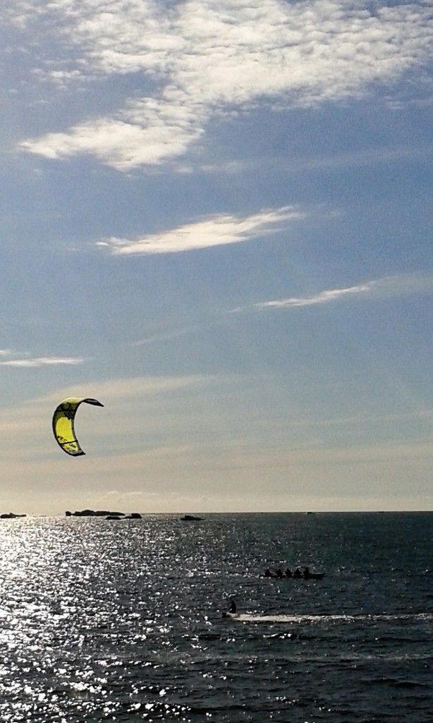où l'on voit la yole propulsée par les avirons et non la voile !