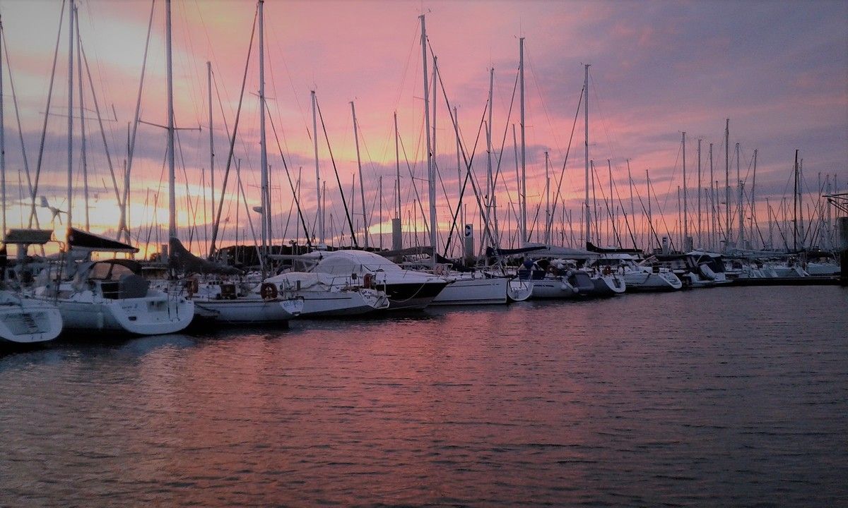 l'arrivée à Kernével sous un ciel violet...