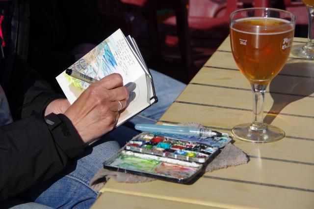 Même avec une bière, toujours le carnet à la main !