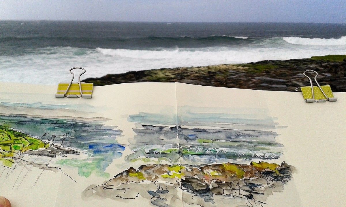 sur la côte au son de la mer démontée 