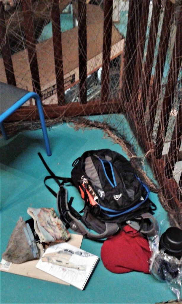 Mon atelier pendant le dessin, en haut de l'escalier pour dessiner cette vue plongeante