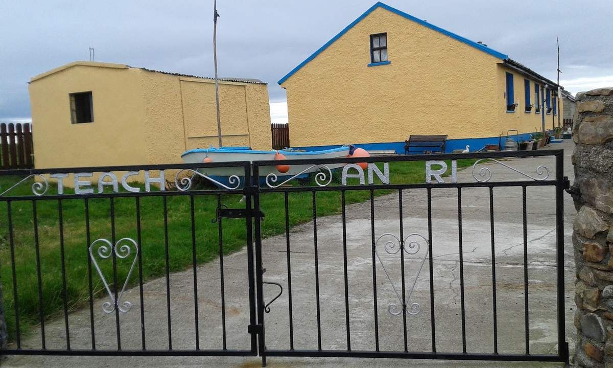 La maison du roi (c'est noté sur le portail), comme sa voiture qui a sur sa plaque d'immatriculation "king of Tory"