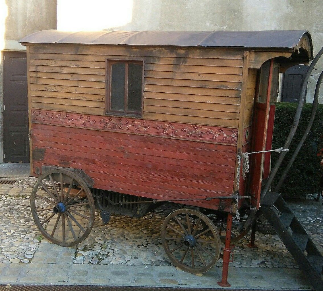 Musée dauphinois ; exemple d'une roulotte du milieu du XIXème siècle en exposition à l''entée du musée en 2016
