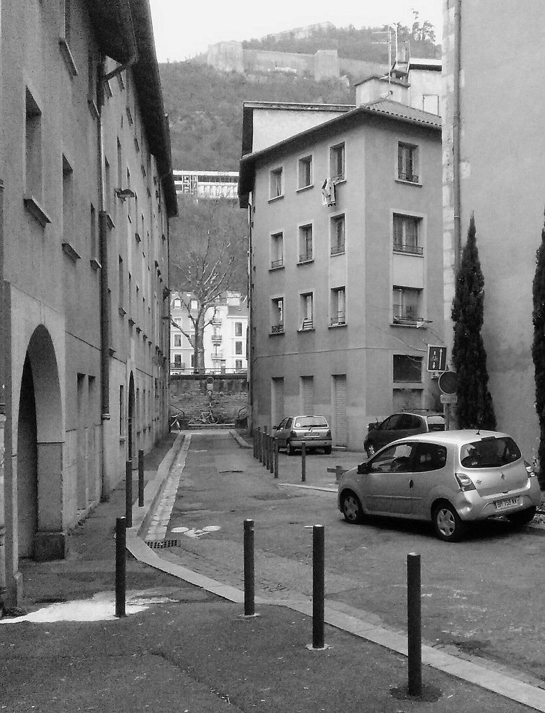 Rue de Lorraine : Au fond l'Isère, le quartier St Laurent et les pentes de la Bastille