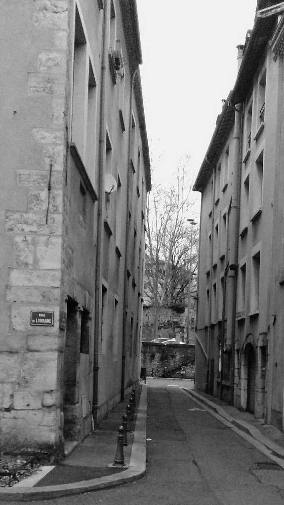 Rue Abel Sirven. Au fond les quais de l'Isère
