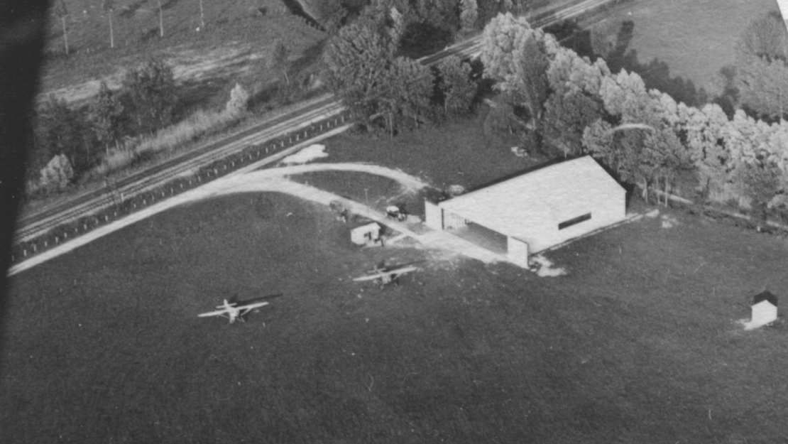 Vue aérienne du terrain d'atterrissage et des hangars