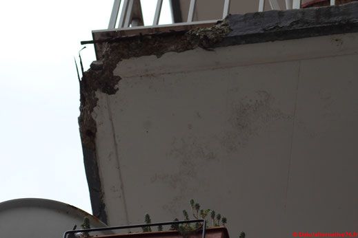 1ère Photo : travaux de sécurisation du groupe d'immeubles où a eu lieu le dernier effondrement de balcons sur Sotteville-lès-Rouen.  2ème  photo : un balcon du Flandre lors de notre passage avec France 3 Normandie.