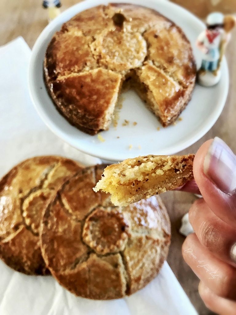 Sablés des reines fourrés à la crème d'amande et confiture d'abricot à la vanille