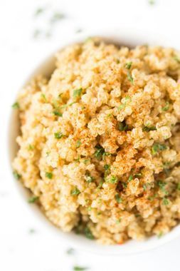 Recette de la salade de quinoa au pesto et à la mozzarella soufflée