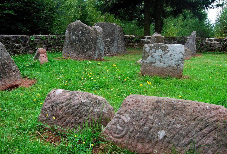 Tombes Celtes. Certaines portent une rouelle solaire