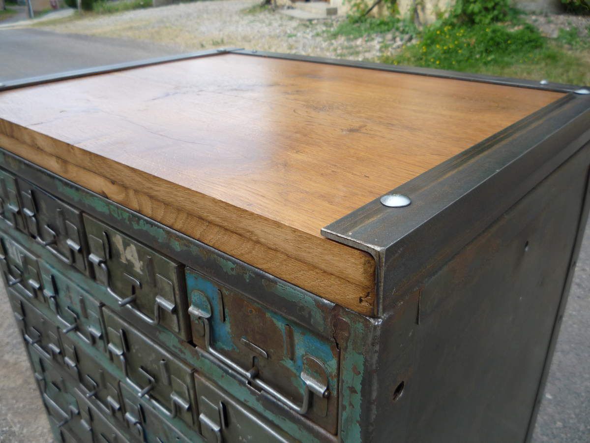 Meuble d'atelier en bois patiné à 24 tiroirs