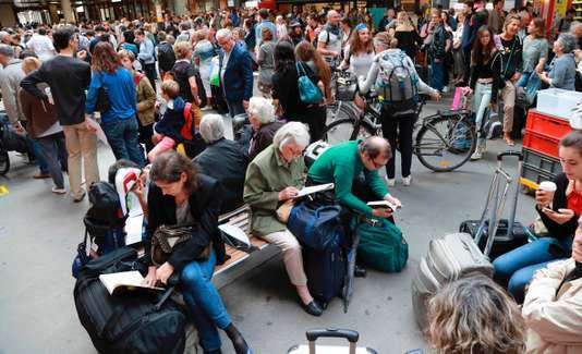 La sncf en 1960, en 58.... et les usagers aujourd'hui...en panne de trains