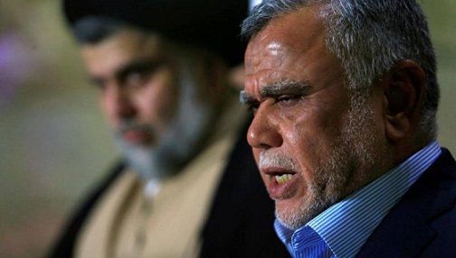 Le chef de l’alliance du Fateh soutenue par Téhéran, Hadi el-Ameri, annonçant son alliance avec le leader chiite Moqtada Sadr (à l’arrière plan), le 12 juin à Najaf. Alaa al-Marjani/Reuters