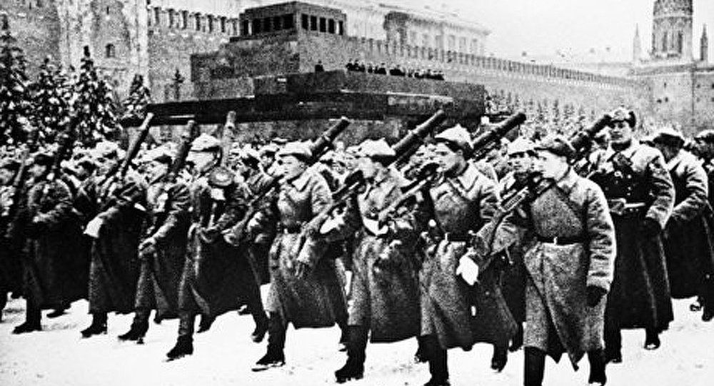 Staline sur la Place Rouge le 7 novembre 1941, les Allemands sont ç 50kms