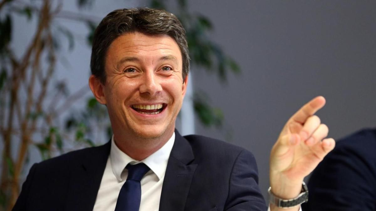 Les Petits Marquis Du Macronisme Un Certain Benjamin Griveaux Porte Parole Du Gouvernement Et Son Ami Gabriel Attal Ca N Empeche Pas Nicolas