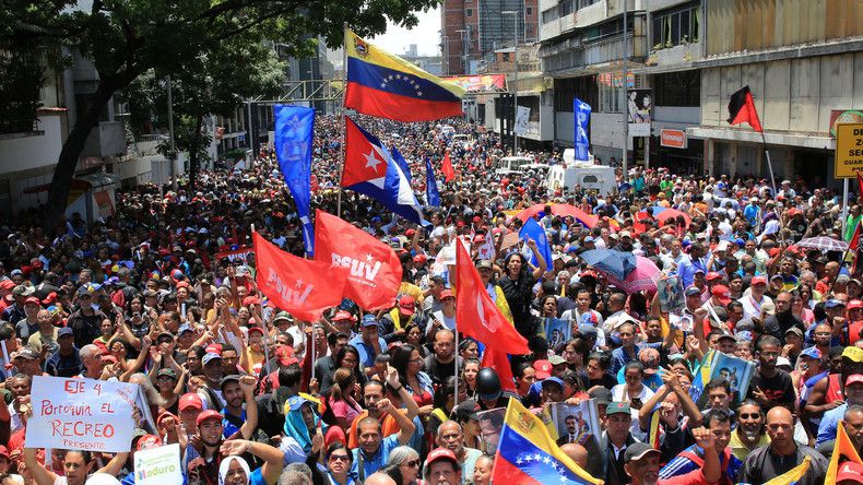 Répondant à l'appel de Nicolas Maduro, des Vénézuéliens se sont rassemblés devant le palais présidentiel à Caracas, le 30 avril 2019.