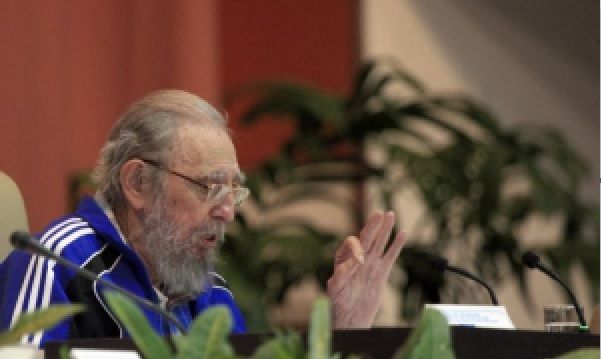 Fidel Castro à la tribune du Congrès du PC Cubain  