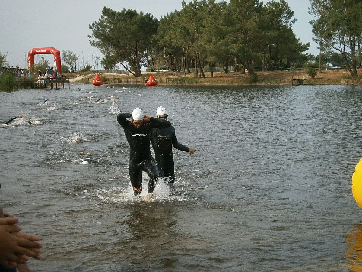 Dés le départ dans le lac , Alain a reçu la brassée d'un nageur sur la tête . Il a été estourbi un instant . Il a quand même eu peur !!.