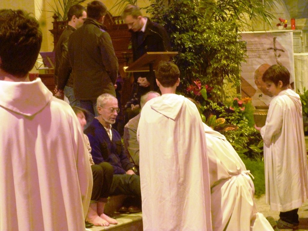Foule des martégaux à Saint Genest : Messe de la Cène avec le lavement des pieds, le sacrement des malades, une première communion, la procession vers le reposoir de l'Annonciade et l'adoration nocturne.