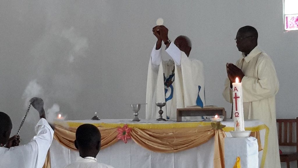 PAQUES DANS LA NOUVELLE EGLISE DE MAMPATIM